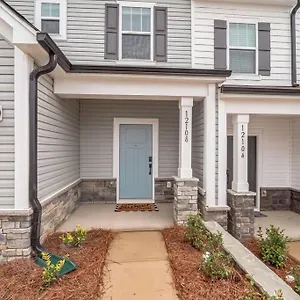 Gorgeous New Townhome/charlotte! Holiday home